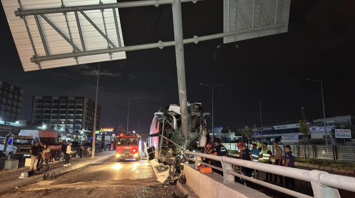 Adanada sərnişin avtobusu qəzaya uğradı, xəsarət alanlar var 