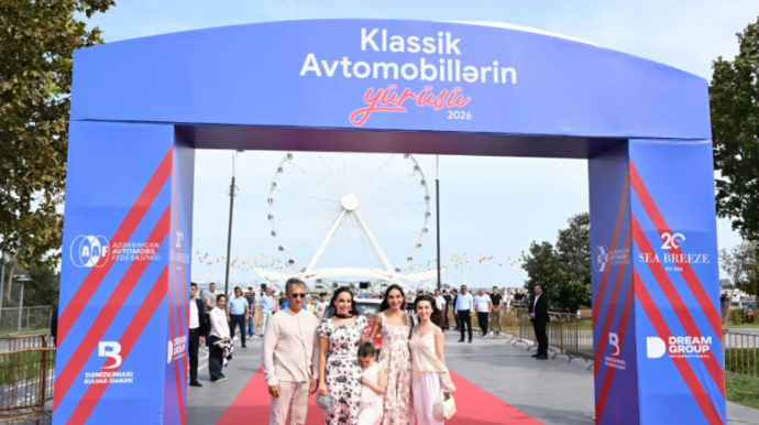 Leyla Əliyeva və Arzu Əliyeva klassik avtomobillərin yürüşü və sərgisini izləyiblər - FOTO