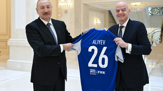 İnfantino İlham Əliyevə FIFA forması hədiyyə etdi - FOTOLAR 