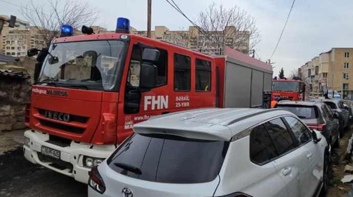 Bakının mərkəzində yaşayış binasındakı yanğın söndürüldü - YENİLƏNİB