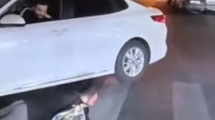 Bakıda piyada özünü avtomobilin önünə atdı - VİDEO
