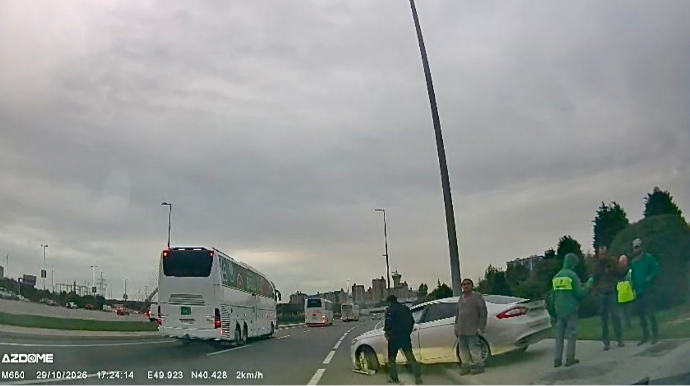Bakıda iki avtomobil toqquşdu, yol nişanı aşdı   - VİDEO