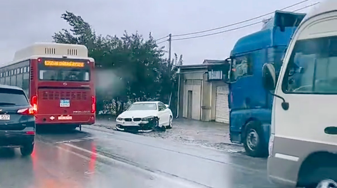 Xırdalan dairəsi yaxınlığında “BMW” və “QAZ” toqquşdu    - VİDEO