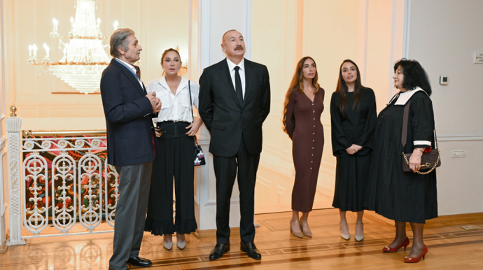 Prezident və ailə üzvləri sərgi ilə tanış oldu - FOTOLAR 