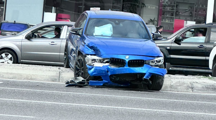 Bakıda qadın sürücü “BMW” ilə şou göstərdi; vurub bardürə dırmaşdırdılar - VİDEO 