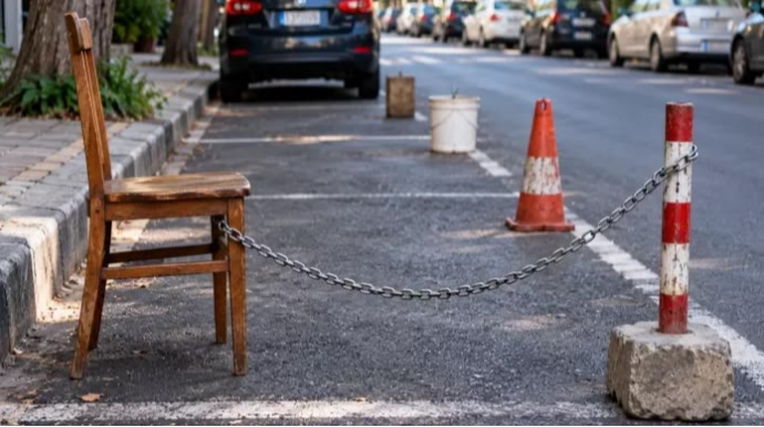Yol kənarlarını hansısa əşya ilə zəbt edərək özünə parkinq saxlayanları nə gözləyir? – ƏRŞAD HÜSEYNOV 