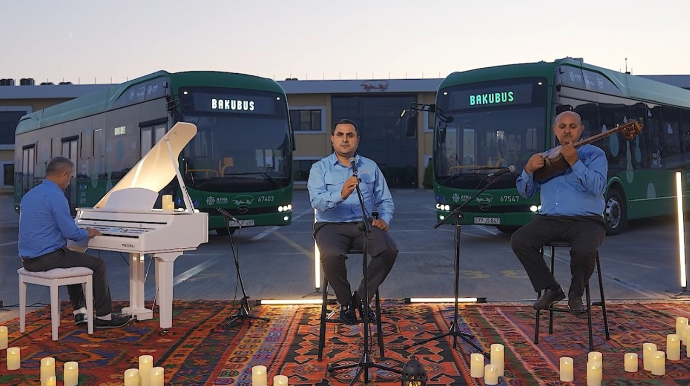 Avtobus sürücülərindən maraqlı performans - Biri oxudu, digərləri ifa etdi - VİDEO