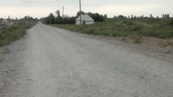 Ağdaş sakinlərinin yol PROBLEMİ: Məktəblilər palçıqlı yollarda çətinlik çəkirlər - VİDEO