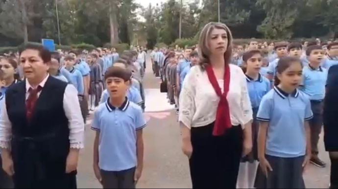 Müəllim və şagirdlər Dövlət Himnini birlikdə səsləndirdilər – VİDEO 