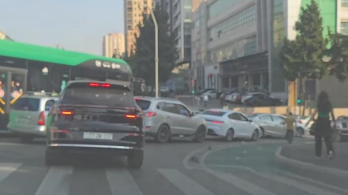Yol boşdur, amma tıxac var: Səbəb sürücülərdir? – VİDEO 