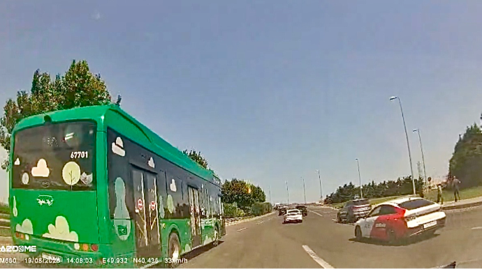 Avtobus zolağına keçmək istəyən sürücü avtomobillərə təhlükə yaratdı   - VİDEO