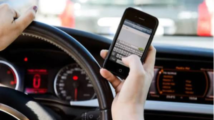 Sükan arxasında hansı hallarda telefondan istifadə etmək olar – QANUN NƏ DEYİR? 