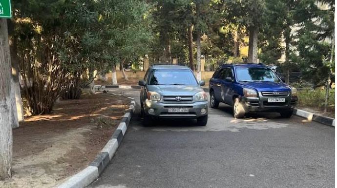 Yanaşı parklanan maşınlar yolu kəsib hərəkəti çətinləşdirirlər - FOTO