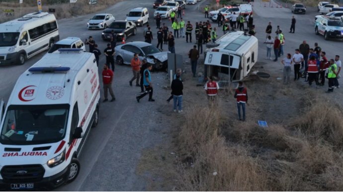 Kırıkkaledə işçi servisi ilə avtomobil toqquşdu: 14 yaralı 
