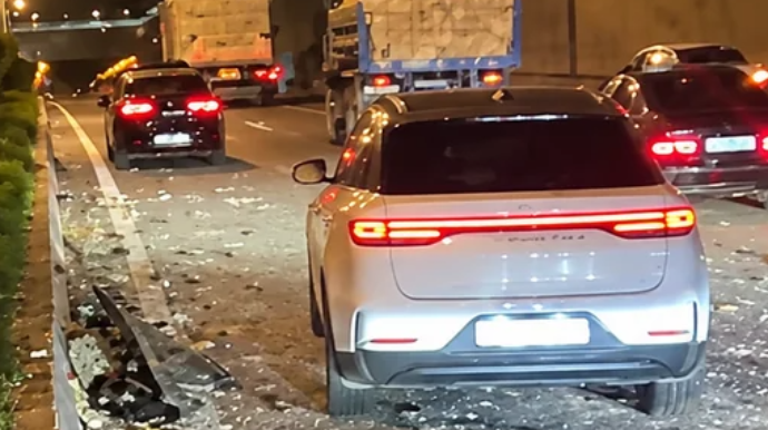 Серьёзное ДТП в Баку: автомобиль превратился в груду металла - ВИДЕО