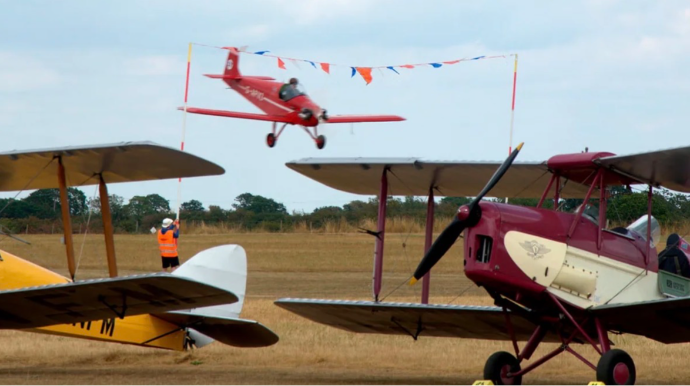 Britaniyada təyyarə qəzaya uğradı, pilot ağır yaralandı 