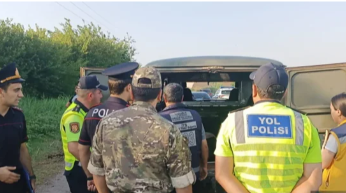 Tovuzda maşın su kanalına düşdü - Ölənlər var   - FOTO