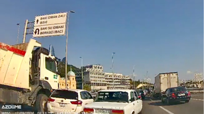 Səbaildə “Toyota” yük maşınına çırpıldı – Sıxlıq yarandı   - VİDEO