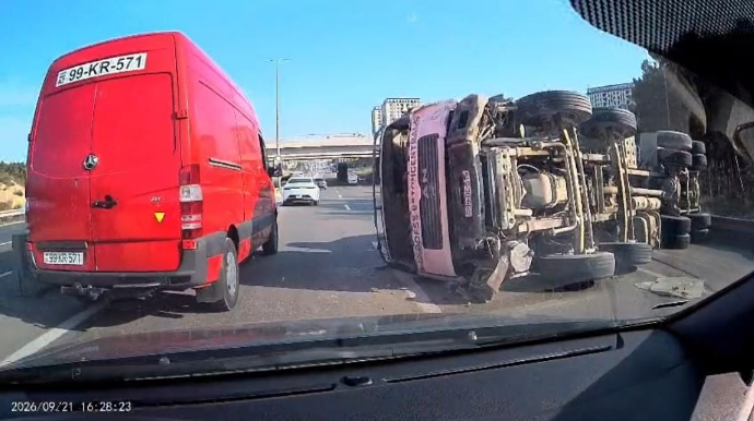 VAZ dairəsində qəza: Betonqarışdıran maşın aşdı – VİDEO  