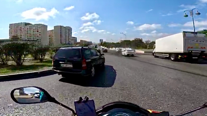 Nişanı saymayan sürücü motosikletin yolunu kəsib təhlükə yaratdı - VİDEO