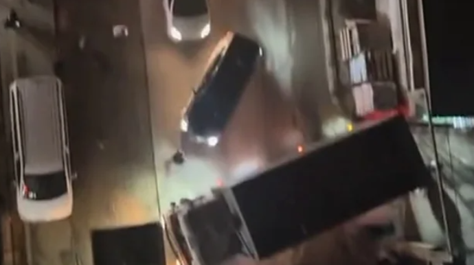 Xırdalanda yük maşınının yanlış manevri tıxaca səbəb oldu - VİDEO