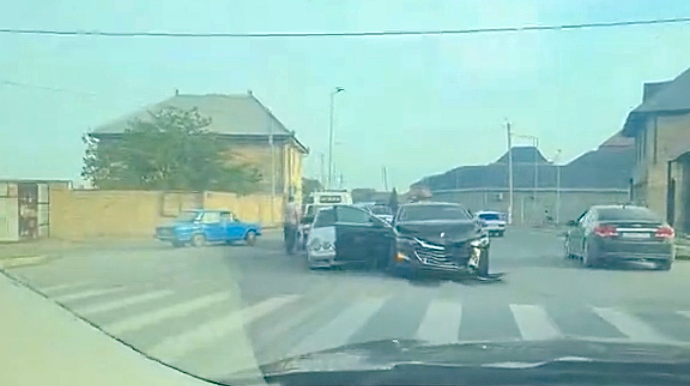 Gəncədə qəza: “Mercedes” və “Chevrolet” toqquşdu    - VİDEO