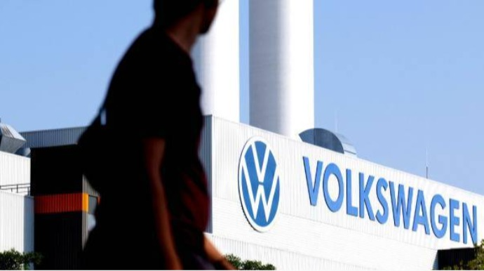“Volkswagen” konserni model sayını yarıbayarı azaldır 