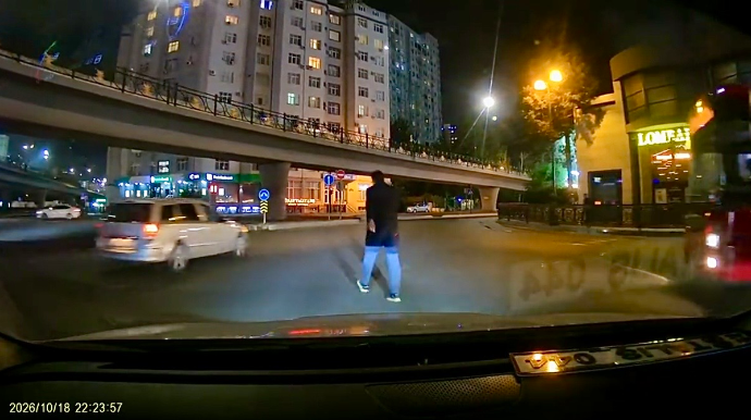 Səkiylə yolu səhv salan gənc oğlan təhlükə yaratdı    - VİDEO