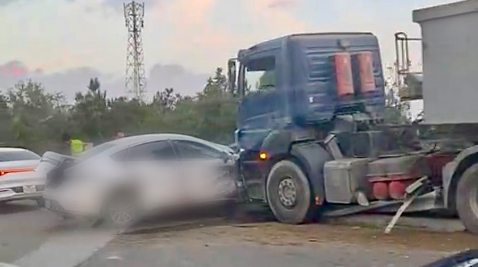 Mərdəkan yolunda “BYD” yük maşınına çırpıldı   - VİDEO