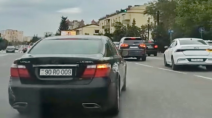 Soldan sağa atılan sürücü maşını sıxışdırdı – 90-RO-009   - VİDEO