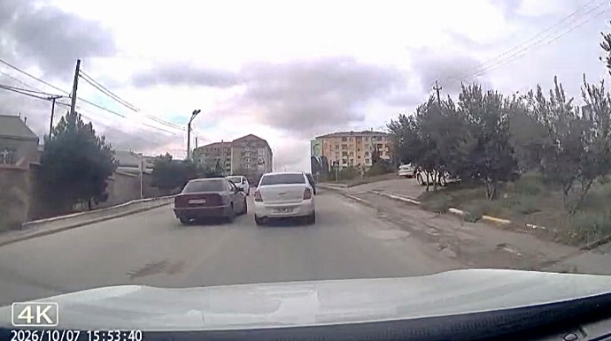 Əks yola çıxan sürücü maşınlara qəza şəraiti yaratdı - VİDEO