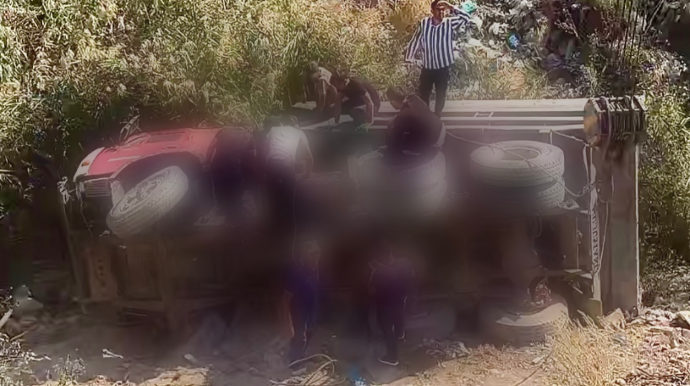 Tormozu tutmayan “KamAZ” dərəyə aşdı   - VİDEO