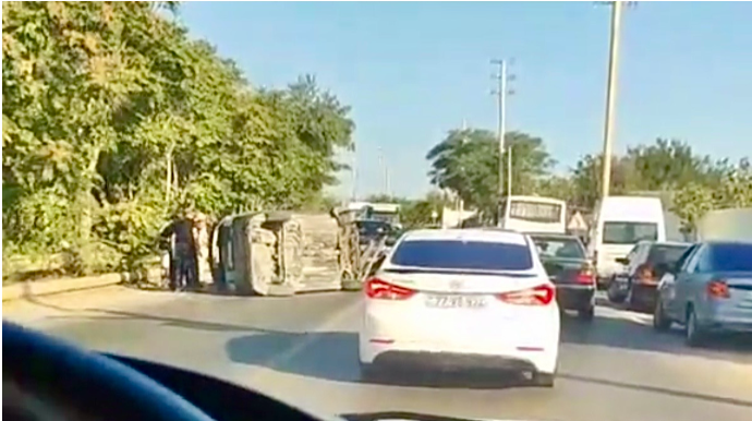 Hövsanda qəza: “Prius” aşıb yolu bağladı   - VİDEO