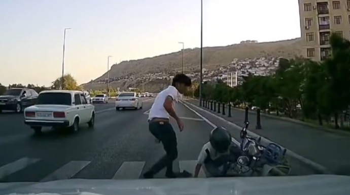 Bakıda motosikletçi qaydanı pozdu - VİDEO