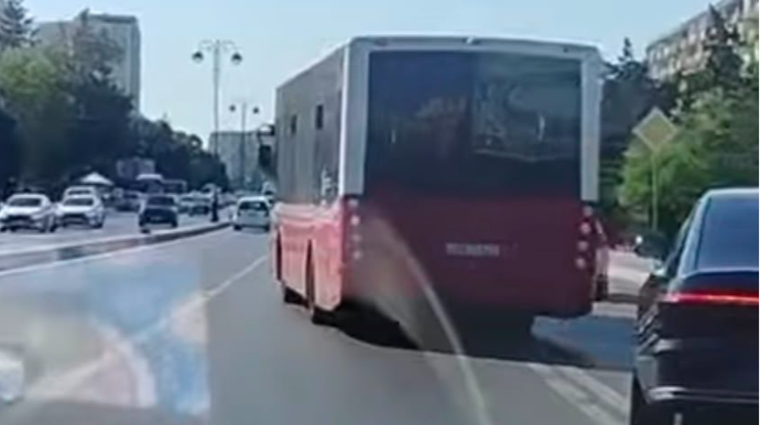 Bakıda avtobus piyadanı vuracaqdı: Açıq qapılar, təhlükəli manevr... - VİDEO