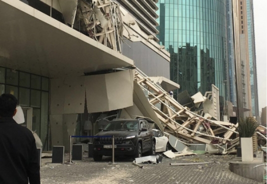 Tikinti kranı avtomobillərin üstünə düşüb, xəsarət alan var - FOTO