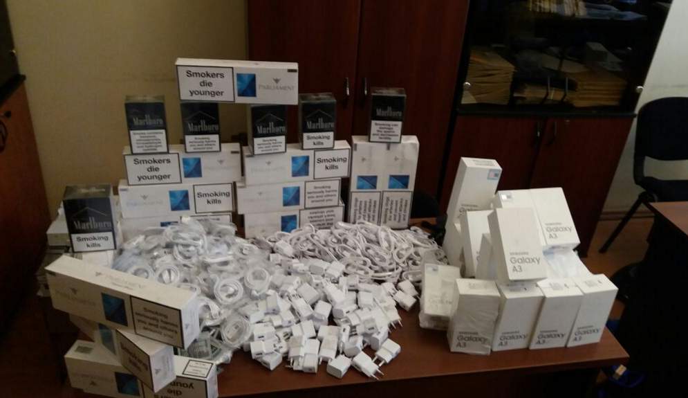 Avtomobildən külli miqdarda siqaret və telefon aksessuarı müsadirə olunub