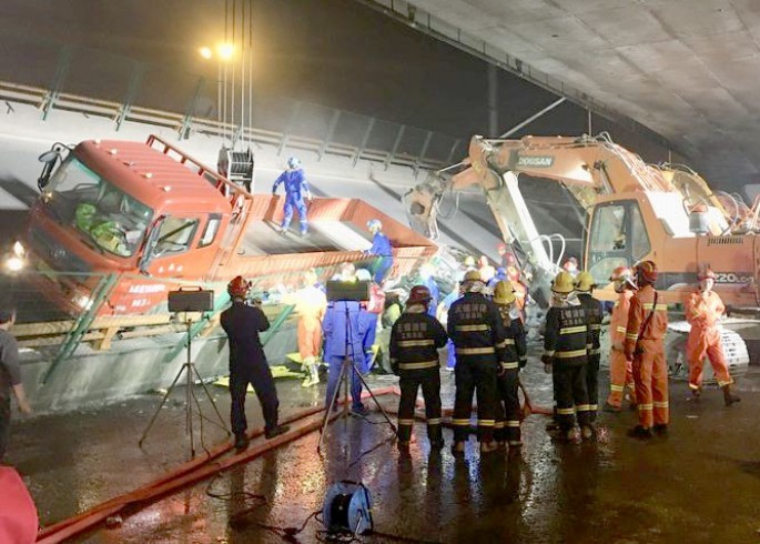 Körpü çökdü, 5 nəqliyyat vasitəsi dağıntılar altında qaldı: 3 ölü, 2 yaralı - VİDEO