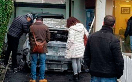 Prezidentin avtomobilini yandırdılar - FOTO