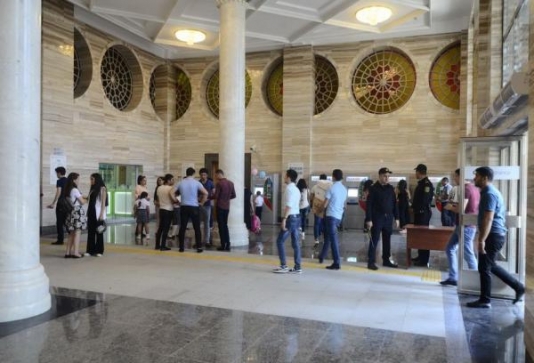 Metroda sərnişin sıxlığının qarşısı alınır