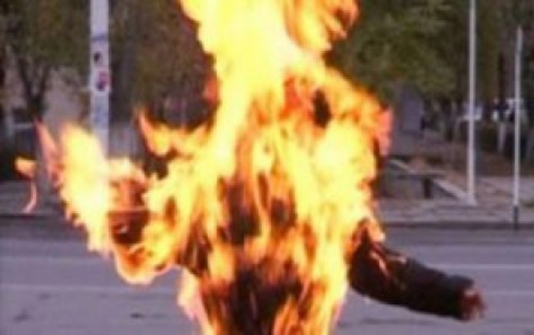 Keçmiş arvadının üstünə benzin tökərək yandırdı