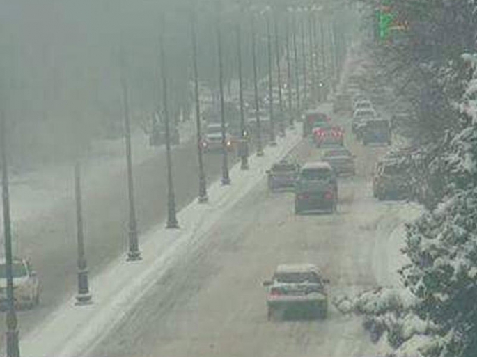 Bakıda yollar buz bağladı: avtobusların hərəkətində problemlər yaranıb - FOTO