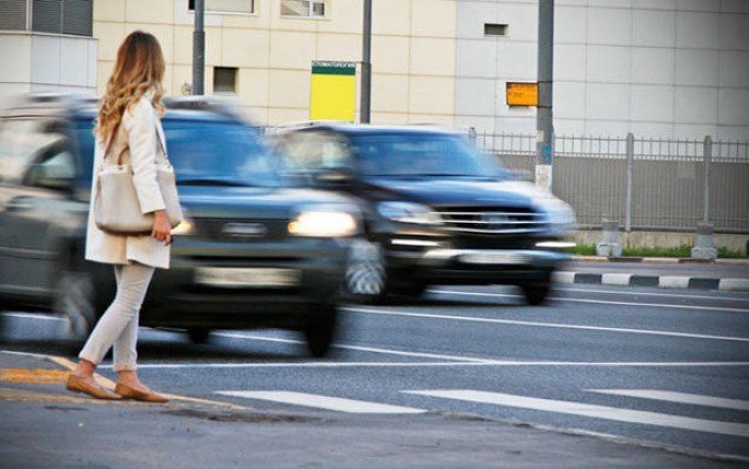 Gəncədə yolu keçmək istəyən qadını maşın vurub öldürdü