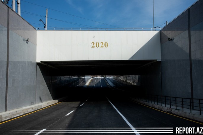 Bu gün Bakıda üzərindən dəmir yolu xətti keçən iki avtomobil tunelinin açılışı keçirilib - FOTO