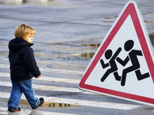 3 yaşlı uşağı maşın vurdu - Kürdəmirdə