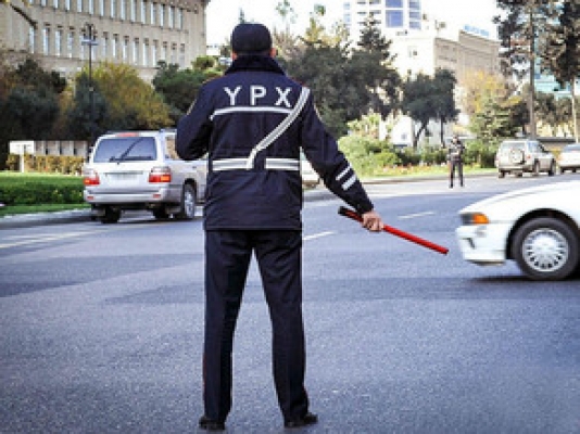 Yol polisi bıçaqlanıb - Bakıda