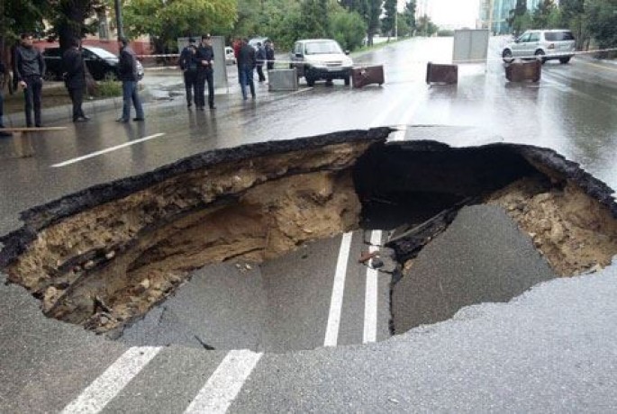 Ötən gün Bakıda çökən yolla bağlı AÇIQLAMA