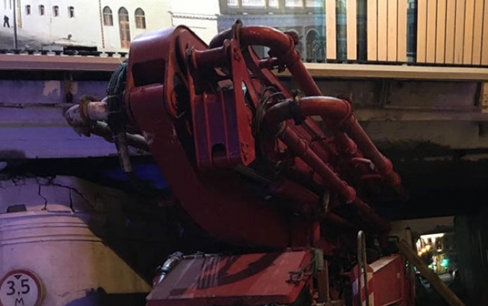 Bakıda beton maşını 82 ilin körpüsünə belə "girdi" - FOTOLAR