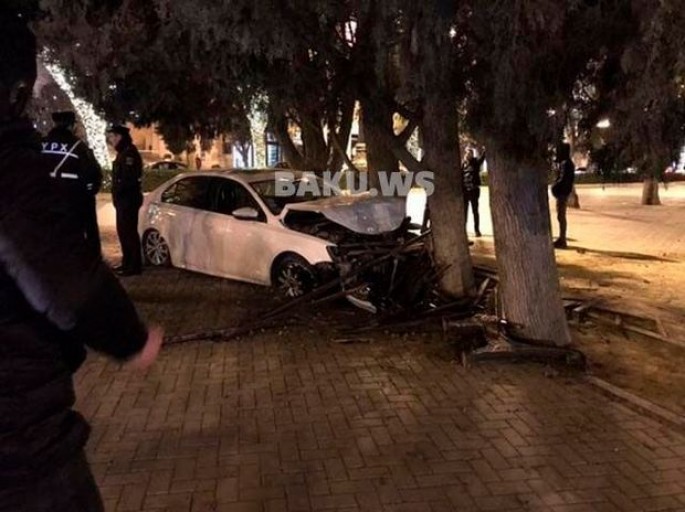 Bulvarda maşın ağaca çırpıldı - VİDEO