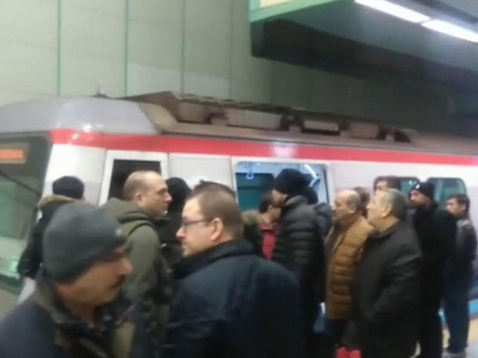 Metroda elektrik kəsildi: sərnişinlər təxliyə edildi - VİDEO+FOTO